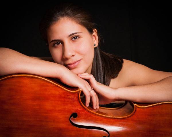 Warmly colored portrait of cellist Rebeca Sabbagh
